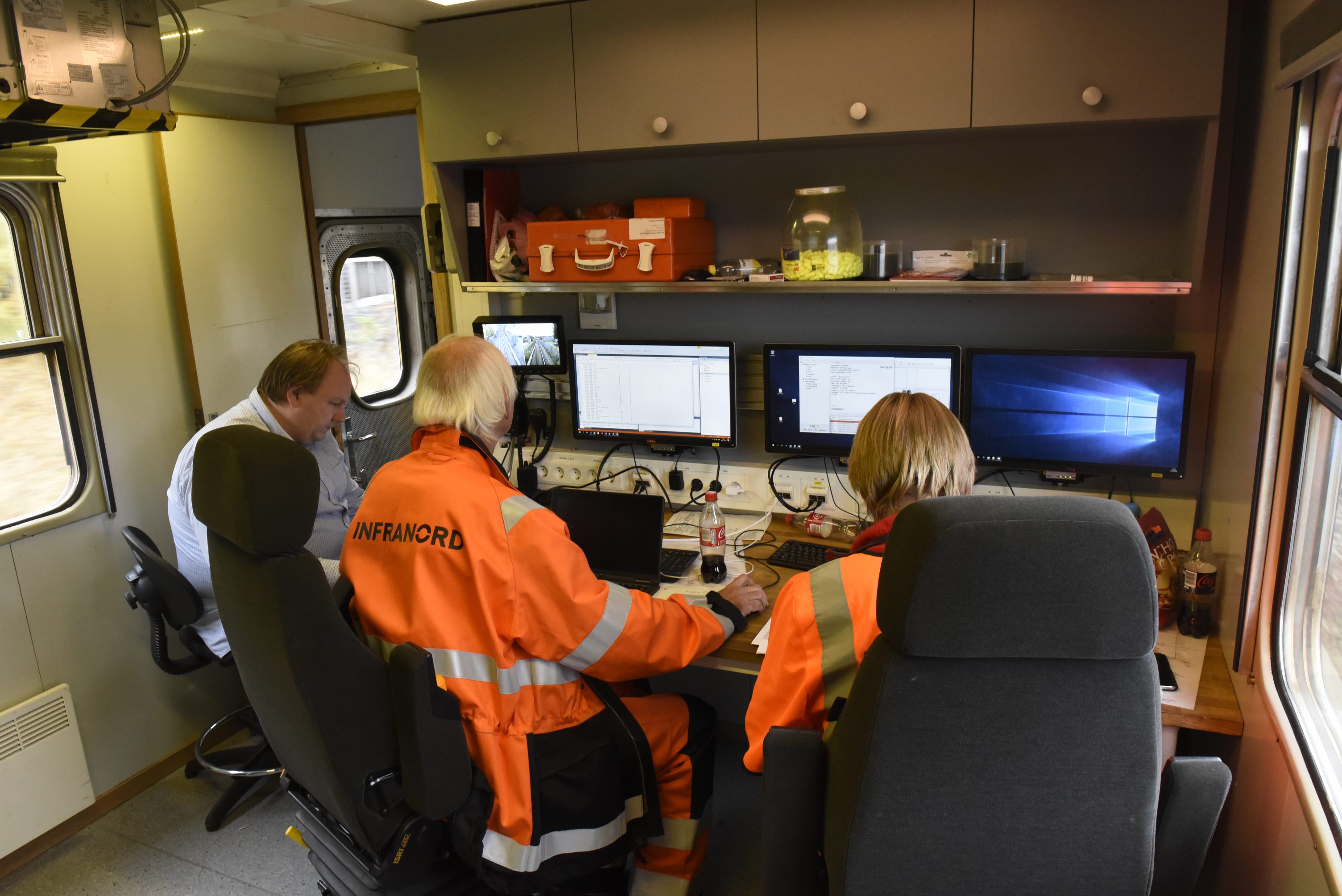 The control room on the JBV SMV3 Geometry Car. It is our Jesper Engberg on left and Infranord personnel on right. Infranord is responsible for some of the geometry systems on the new SMV3.